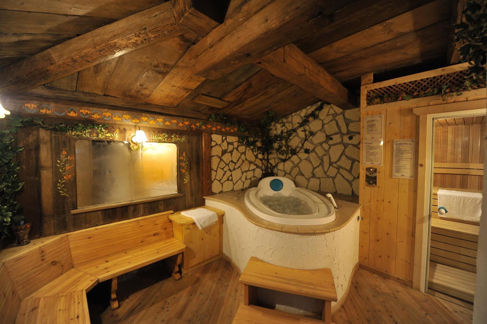 Hotel Cristallo Vigo di Fassa Exterior photo